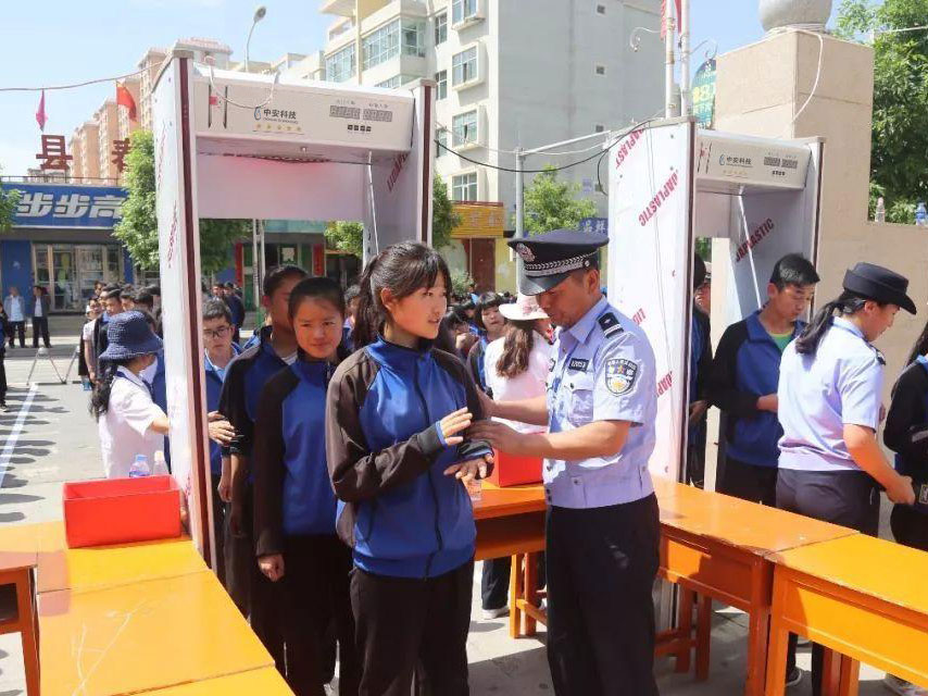 金屬探測(cè)安檢門進(jìn)行安檢